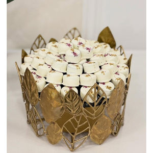 Bol rond en métal doré antique fait à la main Design de fleurs Bol de service en chocolat de mariage Bol de bonbons d'affichage de chocolat en vente - Product Image 4