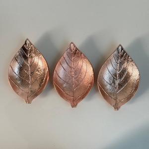Juego de 3 platos decorativos hechos a mano de hojas fundidas con acabado de cobre para bodas y fiestas al precio más bajo de la India - Product Image 1