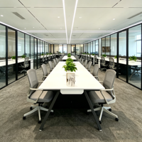 Postes de travail de bureau modernes modulaires pour 2 à 4 personnes, configuration face à face, aménagement ouvert, postes de travail informatiques et bureaux, mobilier de bureau