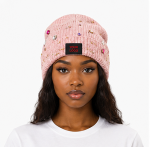 Bonnet tricoté jacquard personnalisé avec strass et patch logo – Bonnet d'hiver orné de pierres précieuses et de paillettes, style mode hivernale - Product Image 1