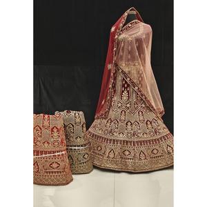 Vêtements Lehenga Choli indiens et pakistanais en velours brodé pour femmes à offrir - Product Image 3