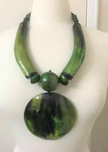 Collar de Resina Vintage con Diseño de Bola y Cadena de Cuerda con Elementos Naturales Integrados para Fiestas y Bodas - Product Image 3