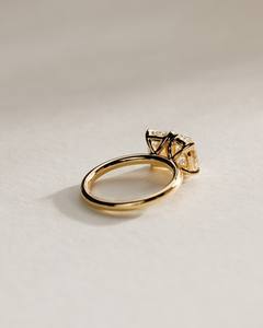 Anillo de compromiso/boda Toi et Moi con dos diamantes cultivados en laboratorio con corte ovalado y esmeralda, certificados por IGI, en oro amarillo/blanco y rosa de 9K. - Product Image 3