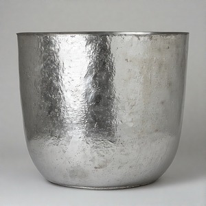 Pot à impulsions argenté avec détails de marteau fin et silhouette conique conçu pour les accents de salon ou les espaces d'affichage d'hôtel - Product Image 3