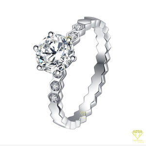 Bague de fiançailles classique avec solitaire rond brillant de laboratoire cultivé en or blanc à six griffes Design intemporel - Product Image 4