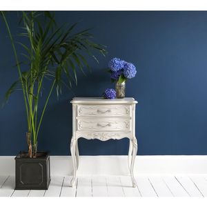 โต๊ะข้างเตียงไม้เนื้อแข็งหรูหราสไตล์ฝรั่งเศส Nayra Velvet - Product Image 1