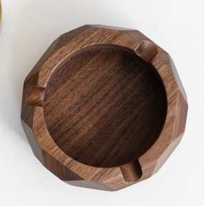 Cenicero de madera personalizado de elegancia natural para cigarrillos y cigarros - Product Image 1