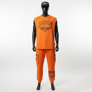 Conjunto de 2 piezas para hombre: Camiseta sin mangas naranja de mezcla de algodón y poliéster y pantalón jogger cargo con logotipo personalizado de transferencia térmica de diamantes de imitación - Product Image 1