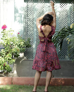 Robe en soie imprimée pour femmes avec des imprimés audacieux pour un look exceptionnel Summer Wear High Waist Ethnic Long Maxi Backless Dress - Product Image 2