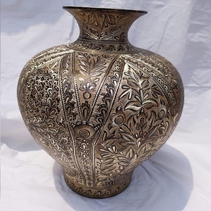 Jarrón de Flores de Metal Repujado Pintado y Pulido Lord LV6162 para Navidad - Vajilla Hecha a Mano - Product Image 2