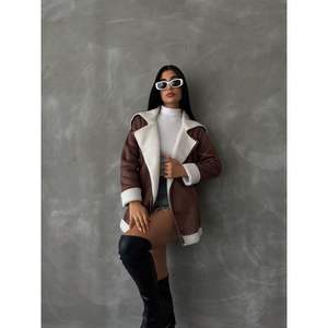 เสื้อแจ็คเก็ตหนังผู้หญิงแบบมีซิปและปกขนสัตว์ ขายส่ง - Product Image 6