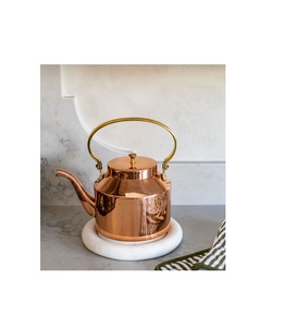 Auténtico hervidor de cobre con silueta clásica y diseño robusto ideal para hervir agua de forma natural y segura - Product Image 1