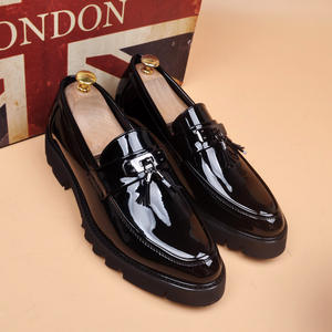 Chaussures habillées en cuir verni à pampilles pour hommes, style brogue, avec semelle épaisse et talon compensé, idéales pour le bureau et les mariages - Product Image 1