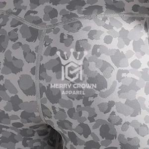 2025 moda mujer Pantalones cortos High Street Fitness entrenamiento botín corto mujeres Yoga pantalones cortos logotipo personalizado servicio OEM pantalones cortos de mujer - Product Image 6