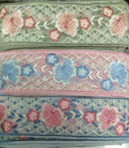 Rubans et lacets floraux brodés multicolores, idéaux pour les créateurs de vêtements comme bordures et dans les textiles de maison - Product Image 3