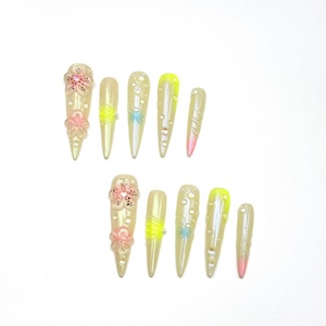 Punte per unghie a feretro lunghe di lusso stile giallo elegante Aura con mezze copri addominali per unghie - Product Image 1