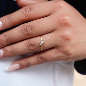 Anillo de tres diamantes naturales certificado por IGI, ligero, minimalista, elegante, atemporal, elegante, moderno, regalo de banda para ella - Product Image 4