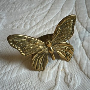 Anneau de serviette de luxe en métal, design papillon, moderne, écologique, personnalisable pour les cadeaux de mariage, décoration, en stock, en vente - Product Image 1