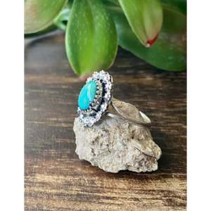 Anillo Navajo Hecho a Mano con Turquesa Kingman y Plata de Ley, Joyería Cultural Coleccionable, Talla 7.75 - Product Image 4