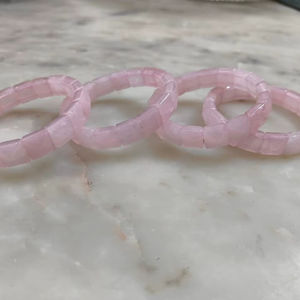 Bracelet porte-bonheur en forme de pyramide en quartz rose |   Bijoux en cristal classiques unisexes pour l'équilibre du chakra du cœur, cadeau d'amour et d'énergie de guérison - Product Image 1