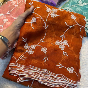 Sari/Shari de Seda con Hilo Suave y Bordado, el Más Vendido, para Mujeres Adultas, de la India, en Stock - Product Image 1