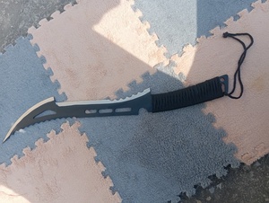 Couteau à lame noire dentelée de 24 pouces à pointe courbe avec manche gainé de cordon – Meilleure vente - Product Image 2