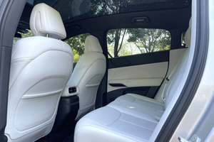 รถยนต์ไฟฟ้า Xpeng G6 ปี 2023 รุ่น 5 ที่นั่ง SUV ขับเคลื่อนล้อหลัง พลังงานใหม่ เกียร์อัตโนมัติ เบาะหนัง ล้อแม็ก R20 พวงมาลัยซ้าย ภายในสีเข้ม พร้อมหลังคาซันรูฟ - Product Image 2