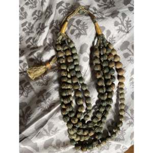 Collier vintage vert algue à cinq rangs avec perles de sari, chaîne à maillons religieuse à pampilles en cuivre et alliage, idéal pour les fêtes ou comme cadeau - Product Image 1