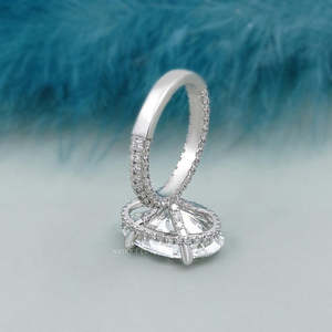 Anillo de Diamante Cultivado en Laboratorio con Certificación IGI, Corte Ovalado con Halo Oculto y Banda Pavé, Anillos de Diamantes Certificados - Product Image 5