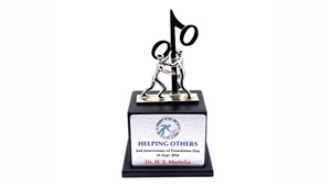 Trofeo inspirador de metal personalizado más vendido para eventos corporativos o escuelas disponible a un precio asequible de la India - Product Image 2