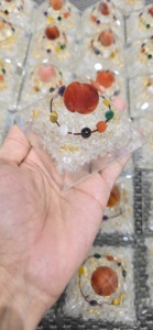 Pirámide de Orgonita con Siete Piedras de Chakra, Esfera de Cornalina, Cuarzo Transparente, Lapislázuli, Hojuelas de Oro, Hecha a Mano, Reiki, Yoga, Sanación Energética - Product Image 2