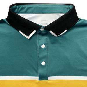 Abrigo de Golf Blanco Handee con Detalles Dorados y Elegante Diseño de Cuello Tipo Capucha - Product Image 3