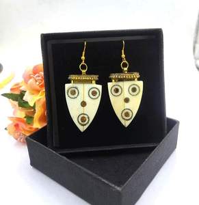 Pendientes de hueso de búfalo de Crescent Craft, joyería étnica hecha a mano, única y sostenible para ocasiones festivas. - Product Image 1