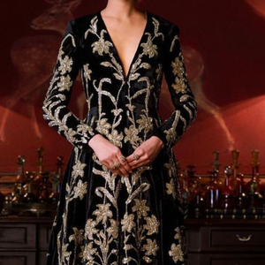 Robe élégante brodée sur le sol sur tissu de velours embellissant les perles de verre de cristal, DABKA travail pour les tenues de fête/mariage @ 2022 - Product Image 1