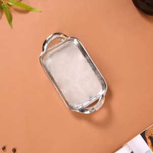 Juego de 2 Bandejas Redondas Pequeñas de Metal Plateado con Acabado Liso, Mini Platos para Aperitivos y Bocadillos con Asas, Artesanía Metálica para Bodas - Product Image 4