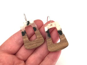 Aaliyan Impex Boucles d'oreilles en résine pour femmes Nouveau design Bois Résine Géométrique Creux Élégant Religieux Meilleur prix Cerceau personnalisé - Product Image 2