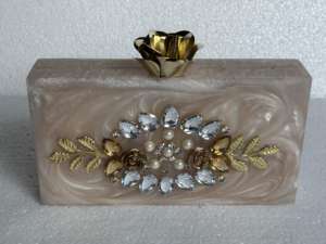 Pochette de soirée en résine finition perle de luxe avec embellissement en cristal et fermoir lotus doré - Product Image 2