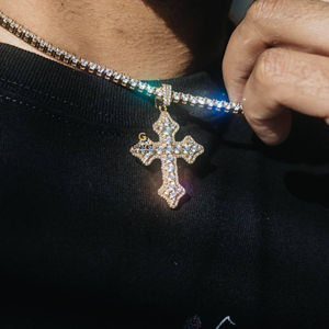 Colgante de Cruz de Jesús Estilo Hip Hop en Oro Amarillo de 10 Quilates con Moissanita de Corte Brillante Redondo de 4 Quilates y Claridad VVS - Product Image 2