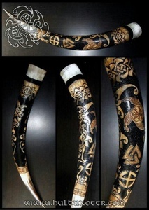 Corne à boire Viking festive fabriquée à la main pour l'hydromel et la bière parfaite pour les fêtes de Noël et les acclamations des fêtes - Product Image 3