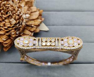 Precioso brazalete floral Royal Legent chapado en oro con abalorio de flores para mujeres y niñas para bodas hecho de latón - Product Image 3