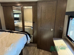 Camping-car Grand Design Solitude 310GK modèle 2020 d'occasion en bon état, haute performance, 36 pieds de long, charge utile de 2000 kg, couleur foncée, à vendre - Product Image 5