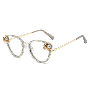 La superficie reflectante de las lentes de cristal añade misterio y encanto, los marcos metálicos proporcionan un ajuste premium que se sitúa firmemente en la cara. - Product Image 6