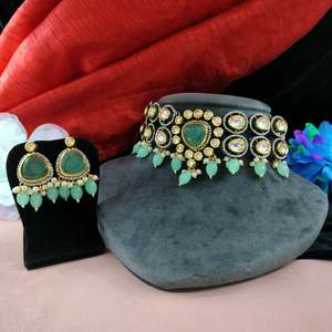 Ensemble de tour de cou Kundan et Moissanite en métal poli de la meilleure qualité pour les femmes - Product Image 3