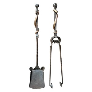 Ensemble d'outils en fer pour cheminée avec aspect antique et base solide, idéal pour un usage quotidien et l'affichage d'accessoires de cheminée - Product Image 2