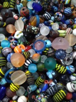 Perles Viking Ribe bleues décorées de lignes rouges blanches et jaunes Ensemble de perles de verre au chalumeau en cristal