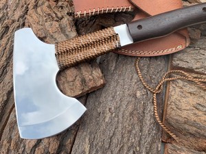 Hacha industrial personalizable de acero 1095, forjada a mano, de espiga completa, tipo tomahawk, con mango de madera de wenge, para carpintería y corte de leña. - Product Image 3