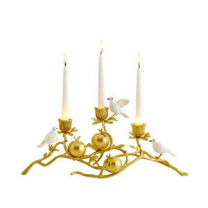 Bougeoir en forme de branche d'arbre doré avec motif d'oiseaux blancs et de fruits Candélabre en métal pour dîner de fête élégant et mariage de luxe - Product Image 1