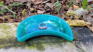 Bandeja artística de resina hecha a mano con un diseño moderno y vibrante, ideal para fiestas elegantes, celebraciones o decoración del hogar. - Product Image 4