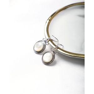 Boucles d'oreilles à crochet en nacre blanche naturelle - Product Image 2