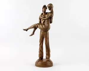 Figurine romantique en bois, couple enlacé, sculpture artisanale pour chambre, salon, étagère, décoration d'amour significative. - Product Image 3